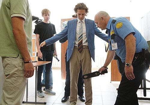 Рособрнадзор запретил досмотр учеников, сдающих ЕГЭ