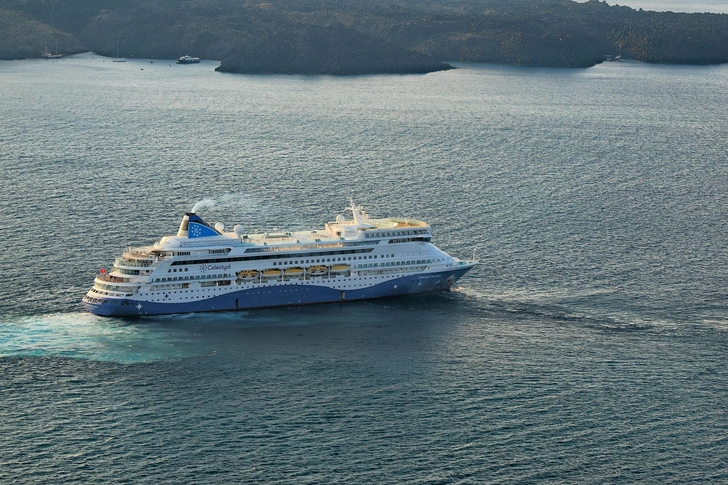 Круизные лайнеры угодили в пробку в Ормузском проливе