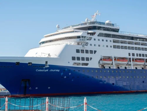 Круизные лайнеры угодили в пробку в Ормузском проливе