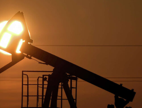 Нефть дорожает в ожидании переговоров между США и Ираном