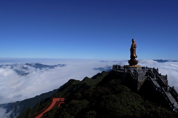 Двенадцатиметровая статуя буддийской богини Гуаньинь возвышается над облаками на высочайшей вершине Индокитая – горе Фаншипан во вьетнамской провинции Лаокай.