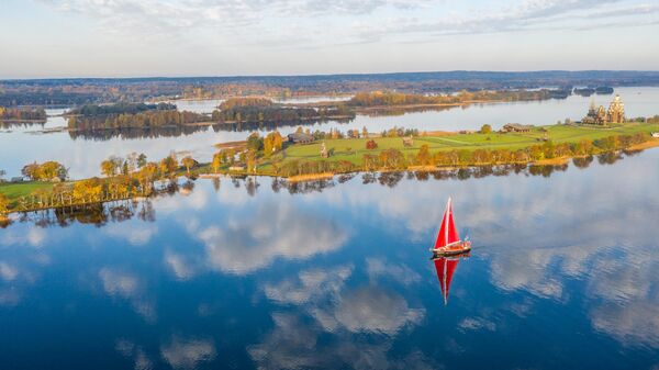 Экспедиционная яхта Петр Первый рядом с островом Кижи