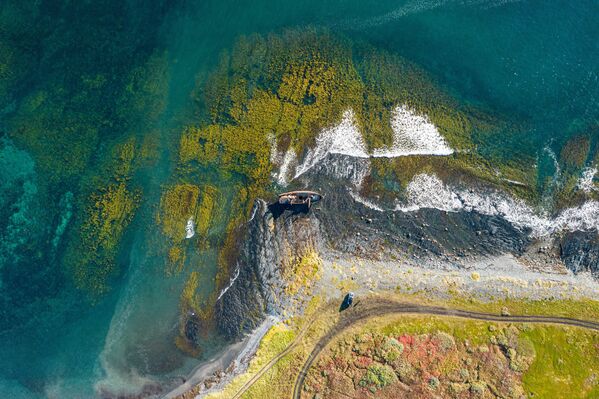 Рыбацкий корабль, выброшенный штормом на берег мыса Немецкий в Мурманской области