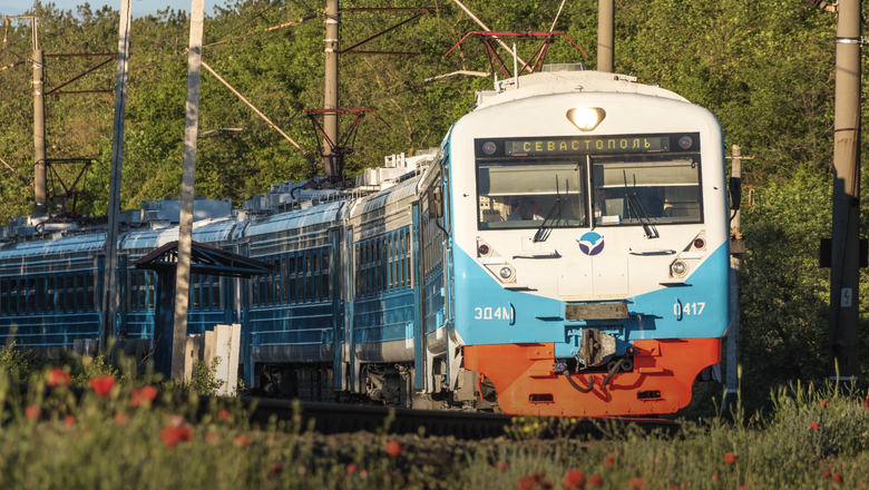 Пригородные поезда на Севастополь встали после атаки БПЛА