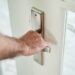 Почему хлопает дверь от сквозняка как отрегулировать