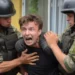 Девушка заблокировала ТЦК, а толпа взяла «бус» штурмом: Парня освободили