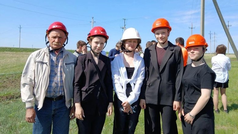 Школьники из села Кваркено Оренбуржья посетили производство электросетей