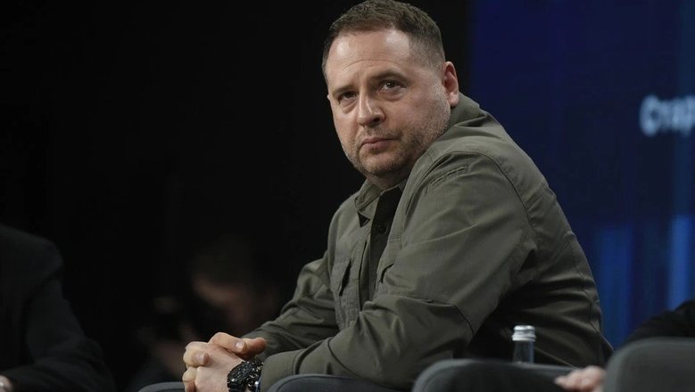 В Киеве неизвестный бросил яйцо в Ермака после выхода из суда