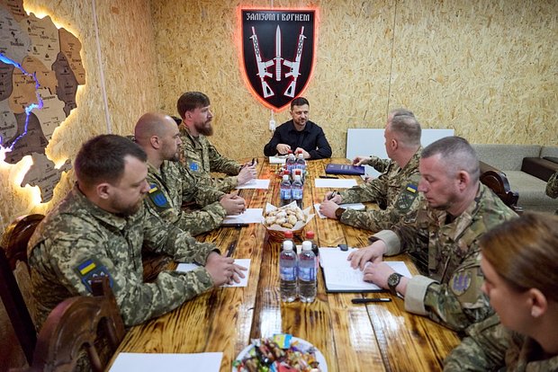 Зеленский приехал на фронт и сделал новое заявление о перемирии. Чего ждать от Киева на 9 Мая?