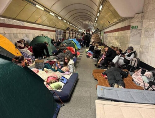 «Их выбор»: Киев и другие города Украины в огне, киевляне прячутся в метро